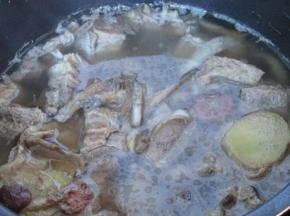 3.加入山楂、当归、生姜和羊排一起煮20分钟，羊排基本煮熟