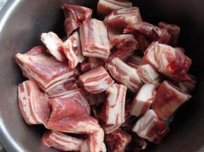 1.羊排切成4-5里面的断