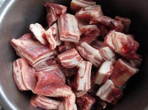 1.羊排切成4-5里面的断