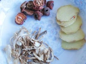 2.备上山楂、当归、生姜来煮羊排