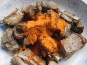 5.烤肉料一袋是30克，刚好烤这些分量的羊排。留出一点刷表面，其余的倒入羊排上