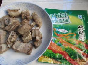 4.羊排捞出，备好cook100蜜汁烤肉料