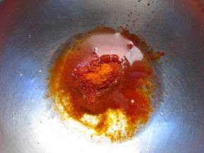 9.把剩余的烤肉料加入一点蜂蜜和植物油，搅拌均匀来刷表面用