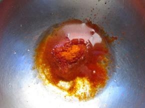 9.把剩余的烤肉料加入一点蜂蜜和植物油，搅拌均匀来刷表面用