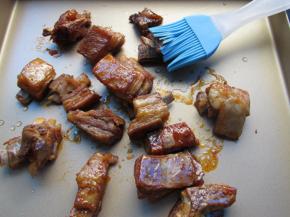 10.烤了15分钟 的羊排取出，表面涮一次料汁，再入烤箱烤5分钟左右即可