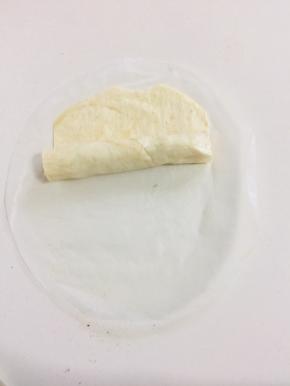 火腿肠放在一头，卷紧实一点儿！