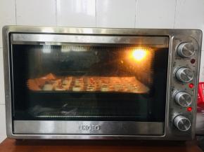 放入提前预热好的烤箱，上下火200度烤20分钟左右即可！