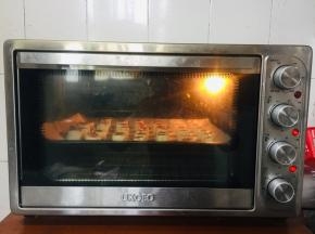 放入提前预热好的烤箱，上下火200度烤20分钟左右即可！