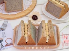 淡奶油+无糖豆浆粉+糖打发，装入裱花袋里，挤入戚风里,筛上黄豆粉即可。