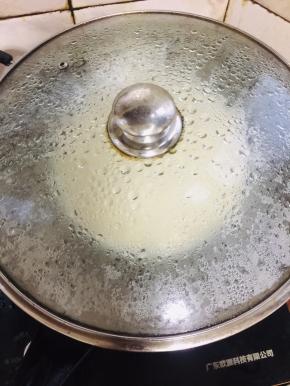 水开上蒸锅，中火蒸25分钟！（锅盖滴水的就包个布，不要把水滴到盘子里了！）