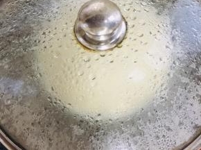 水开上蒸锅，中火蒸25分钟！（锅盖滴水的就包个布，不要把水滴到盘子里了！）