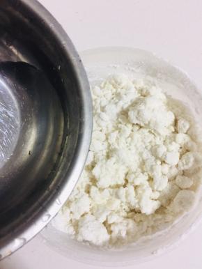 加上170克清水，边倒边搅拌！