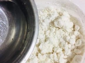 加上170克清水，边倒边搅拌！