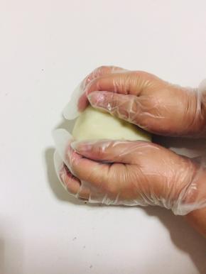 戴上手套，趁热开始揉！（就是要烫手的时候开始揉，凉了就会变得特别硬！）慢慢的就会成团了！
