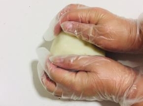 戴上手套，趁热开始揉！（就是要烫手的时候开始揉，凉了就会变得特别硬！）慢慢的就会成团了！