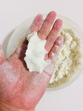 揉搓成一攥就成团，一搓就散开的状态！