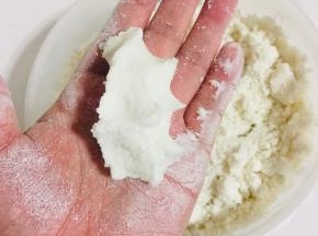 揉搓成一攥就成团，一搓就散开的状态！