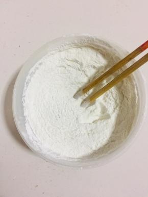 250克大米粉加上100克糯米粉搅拌均匀！