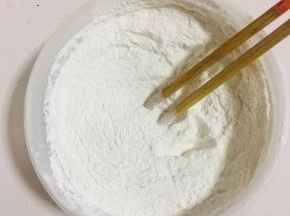 250克大米粉加上100克糯米粉搅拌均匀！