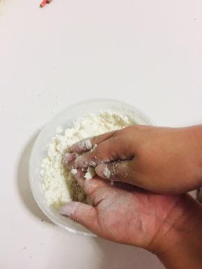 水全部加完后用手揉搓均匀，让水份分布均匀！