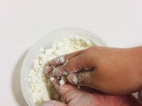 水全部加完后用手揉搓均匀，让水份分布均匀！