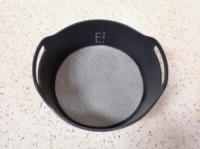 将脱糖电饭煲的甑底垫放入滤糖甑里面。