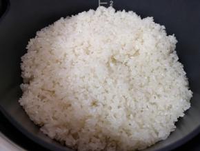 放入淘好的大米。