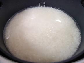 加入纯净水至水位线“2”的位置，盖上电饭煲盖子。