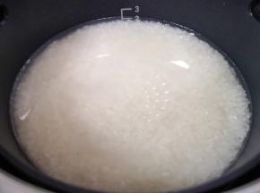 加入纯净水至水位线“2”的位置，盖上电饭煲盖子。