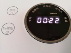 选择电饭煲的“脱糖饭”功能，显示22分钟就能完成。