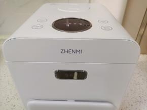 按“开始”键启动，时间到电饭煲会有提示音响，焖几分钟再打开锅盖。