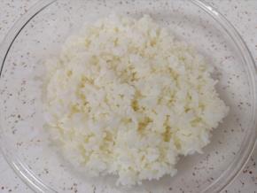 将脱糖米饭盛出，散一下热气。