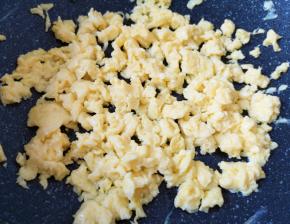 鸡蛋打散，炒锅内倒适量的食用油烧热，倒入蛋液炒熟，盛出备用。