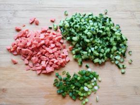 黄瓜去瓤切成小丁，火腿肠切成小丁，小葱切成葱花。