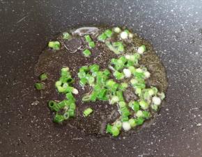 炒锅内继续倒入少许食用油烧热，下入葱花炒香。
