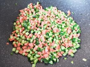 下入黄瓜和火腿肠翻炒均匀。