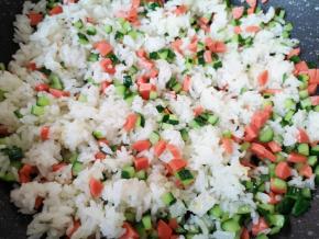 下入脱糖米饭翻炒均匀。