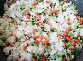 下入脱糖米饭翻炒均匀。