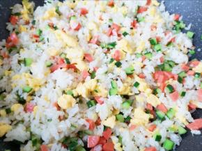 下入炒熟的鸡蛋翻炒均匀。