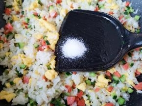 放盐调味。
