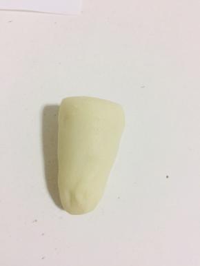 揉成长条，太长了不好揉，我就把它分成了四份儿！另外三份儿放蒸锅里利用余温保热！凉了就搓不动了！