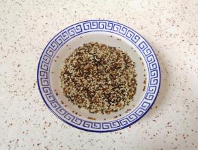 三色藜麦提前一小时泡上。