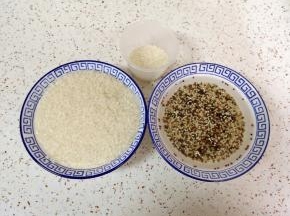准备好两杯大米（用电饭煲自带的量杯）。
