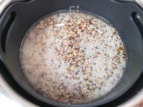 将滤糖甑放入内胆中，加入纯净水至水位线“2”（如果想吃米饭软一点，可以稍微多加一点水），将内胆外表面及锅体内部擦干净，对准内胆上面三角形和外壳罩上的三角形，将内胆放入锅体内。