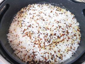 焖10分钟左右再打开锅盖。