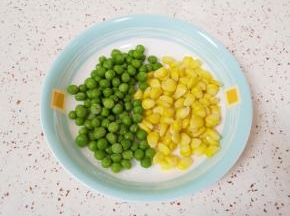 准备好豌豆和玉米粒。