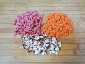香肠、胡萝卜和香菇切成小丁。