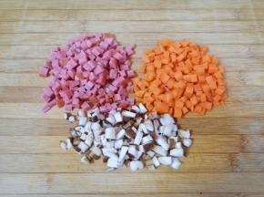 香肠、胡萝卜和香菇切成小丁。