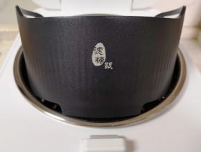 将脱糖电饭煲内胆中加入450ml纯净水，放入锅体内，将滤糖甑放在内胆中。