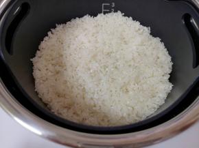 两杯大米淘好，放入滤糖甑里面。